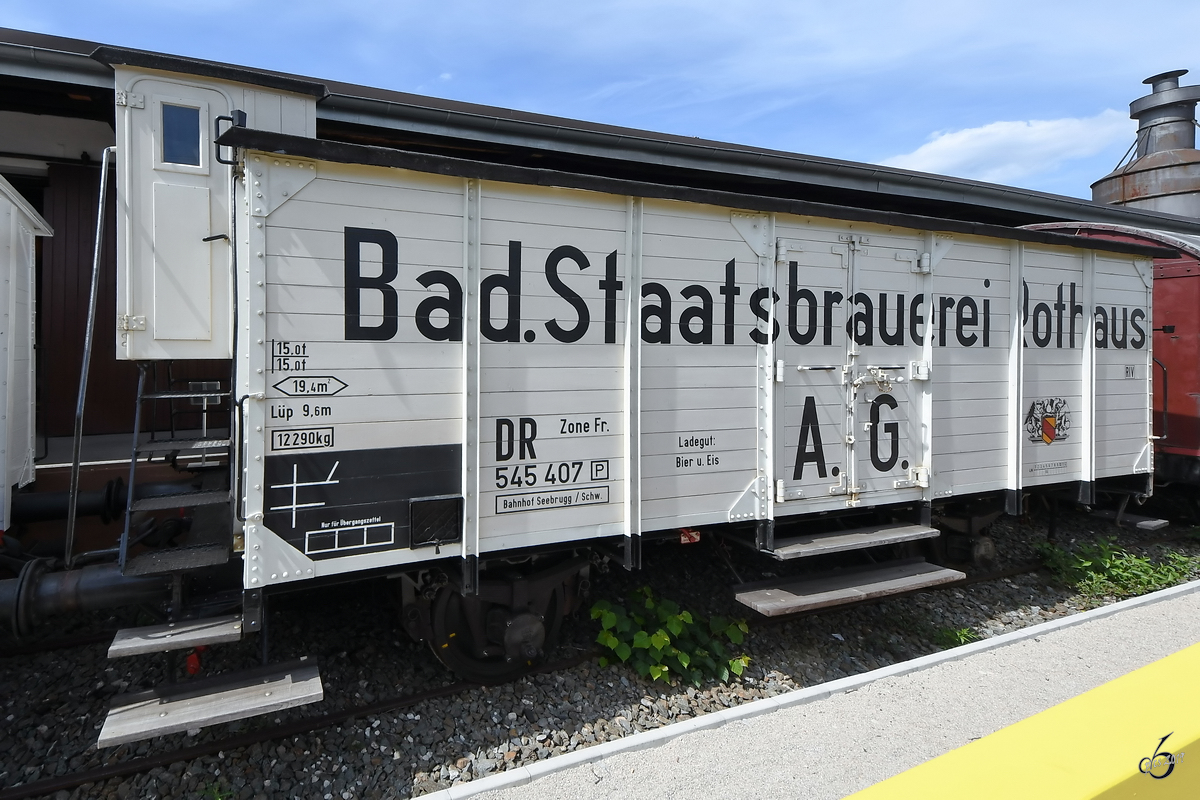 Ein gedeckter Güterwagen mit Bremserhäuschen, so gesehen Anfang Juni 2019 im DB-Museum Nürnberg.