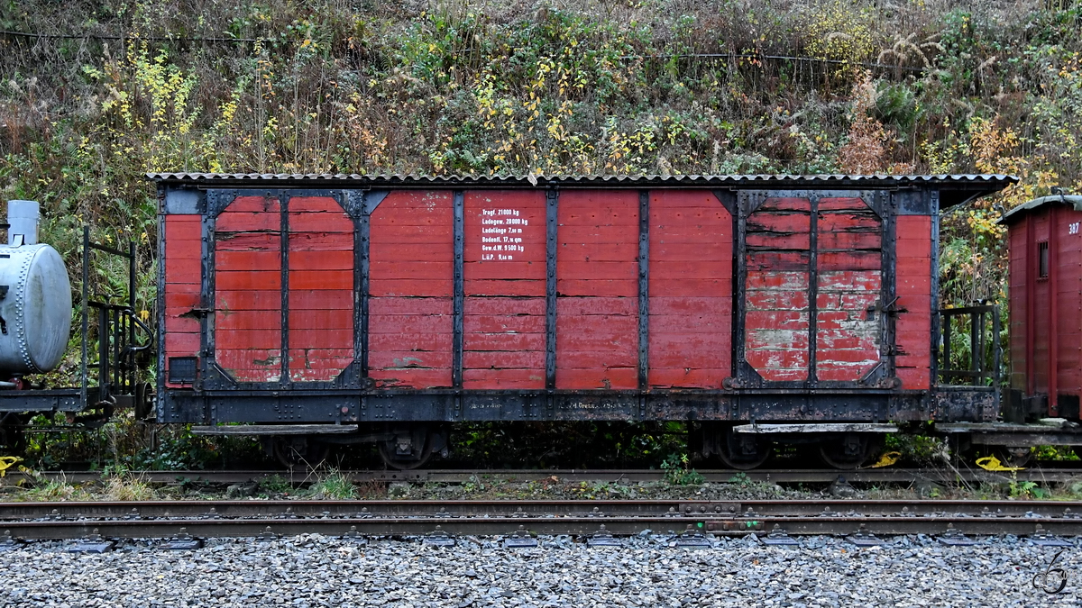 Ein gedeckter Güterwagen im November 2018 am Bahnhof Hüinghausen.