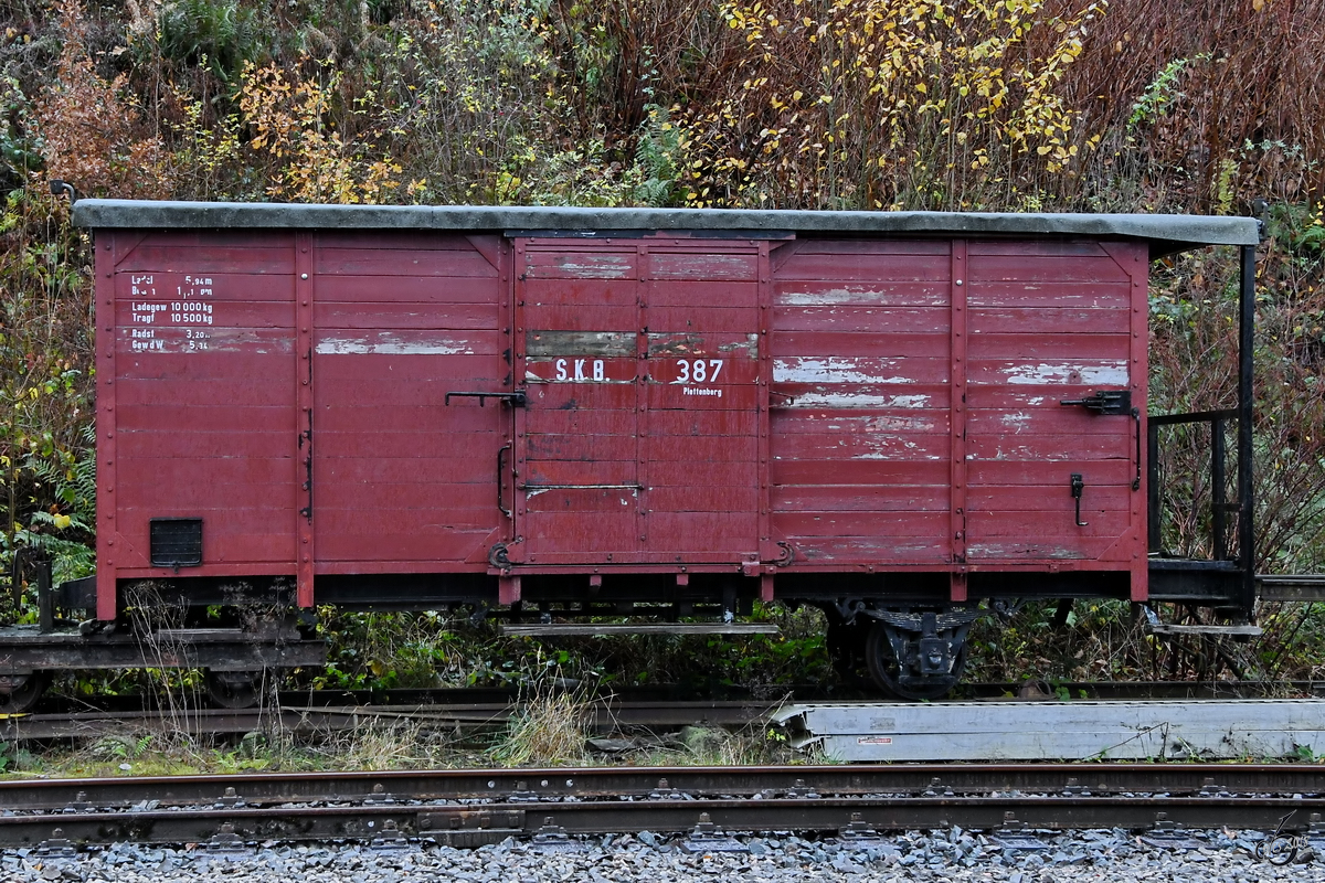 Ein gedeckter Güterwagen im November 2018 am Bahnhof Hüinghausen.