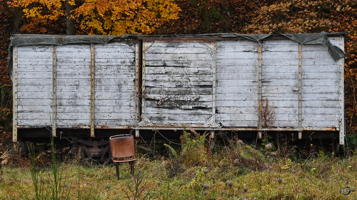 Ein gedeckter Güterwagen im November 2018 am Bahnhof Hüinghausen.