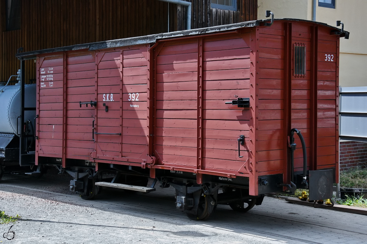 Ein gedeckter Güterwagen (S.K.B.392) Ende Juli 2022 in Hüinghausen.