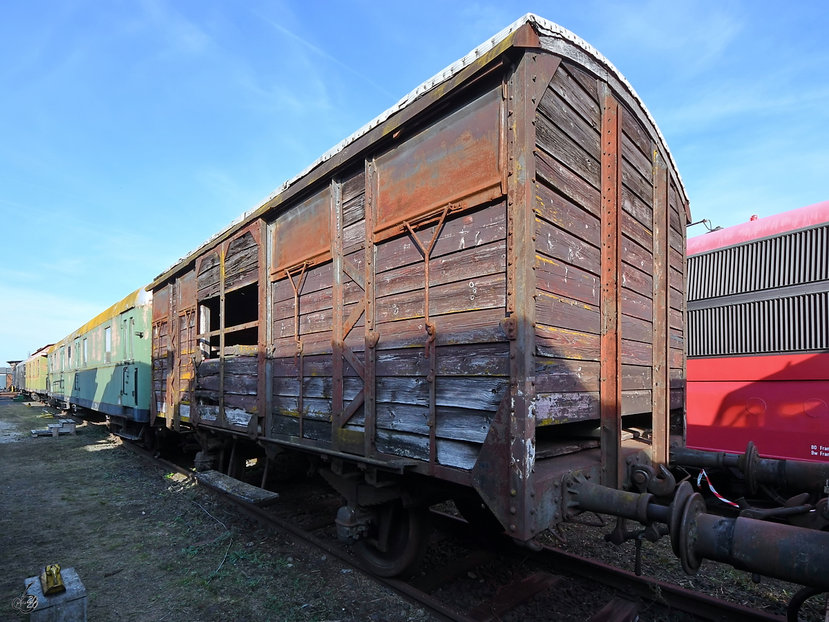 Ein gedeckter Güterwagen stand Mitte September 2019 im Außenbereich des Eisenbahnmuseums in Darmstadt-Kranichstein.