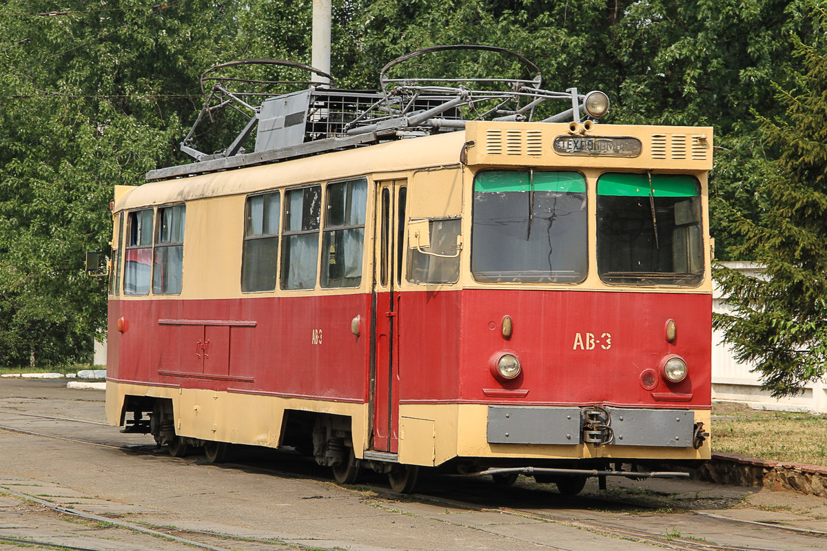 Ein Gefährt das den Namen Schienenbus verdient, steht im Depot Kiew. Knipsbar am 25.07.2016.