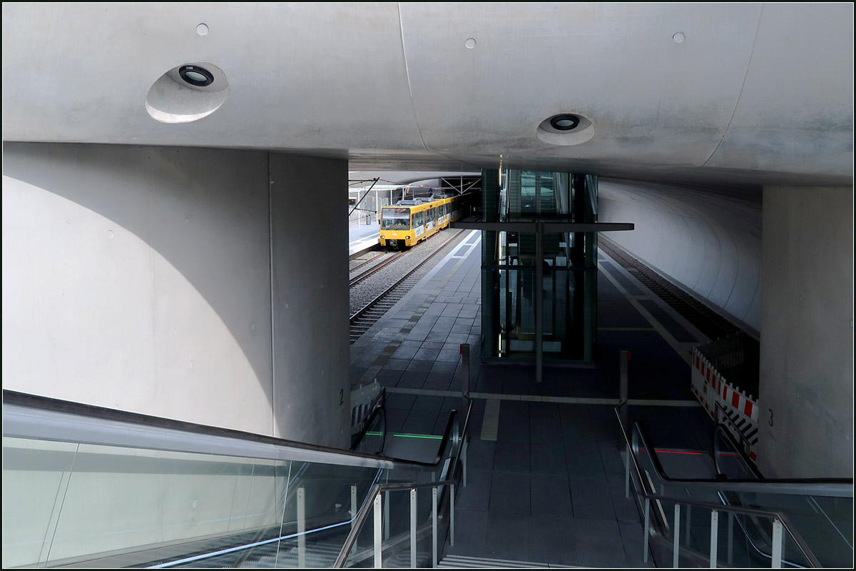 Ein gelber Farbtupfer im Grau des Betons -

Blick in die neue Stadtbahnstation Staatsgalerie in Stuttgart. Die Haltestelle nimmt den Materialeindruck und die runden Formen der Bahnsteighalle des neuen Hauptbahnhofes vorweg.

24.09.2020 (M)