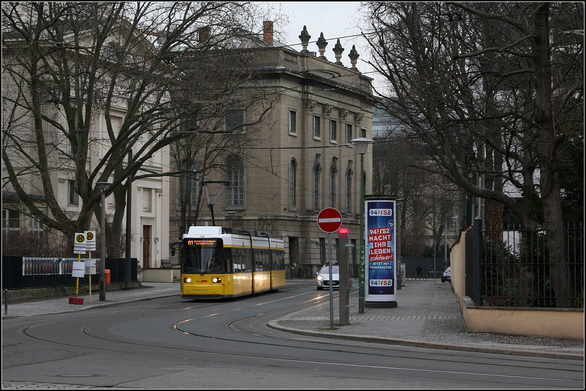 Ein gelber Farbtupfer in der Stadt -

Ein GT6N an der Haltestelle Am Kupfergraben in Berlin Mitte.

24.02.2016 (M)