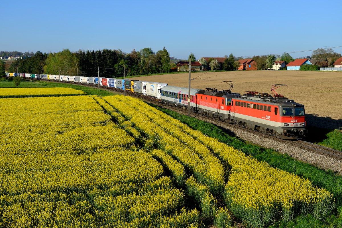 Ein gelungener Abschluss eines schönen Foto-Ausflugs an die Pyhrnbahn: 1142.615 und 1144.119 bespannten am 21. April 2016 die Rollende Landstraße 41415 nach Tezno und konnten vor einem blühenden Rapsfeld bei Nettingsdorf aufgenommen werden. Grüße und ein Dank gehen an die zahlreich getroffenen österreichischen Hobby-Kollegen, die ihre Informationen bereitwillig geteilt haben.