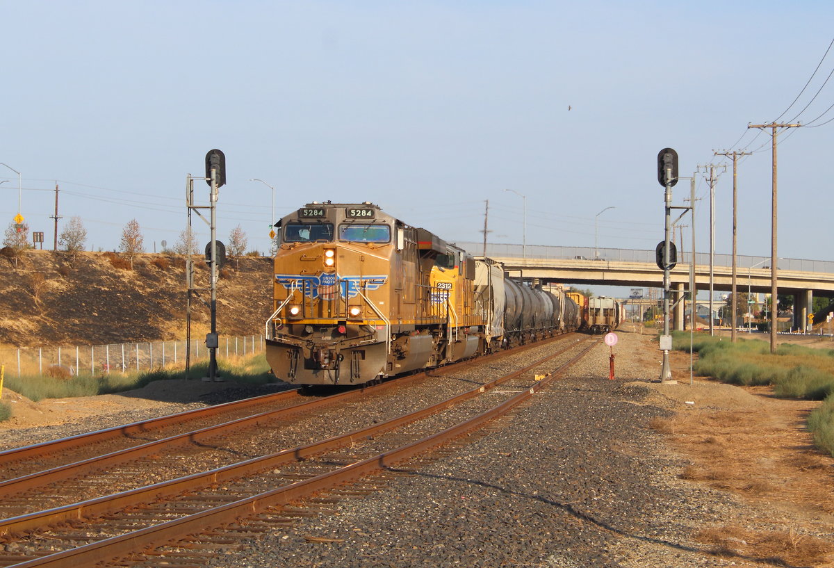 Ein gemischter Güterzug mit 106 Waggons fuhr am 22.07.2018 von Modesto in Richtung Stockton als Zuglok eine GE AC44 mit der Betriebsnummer 5284 und dahinter noch eine EMD SD-60 mit der BN 2312. 