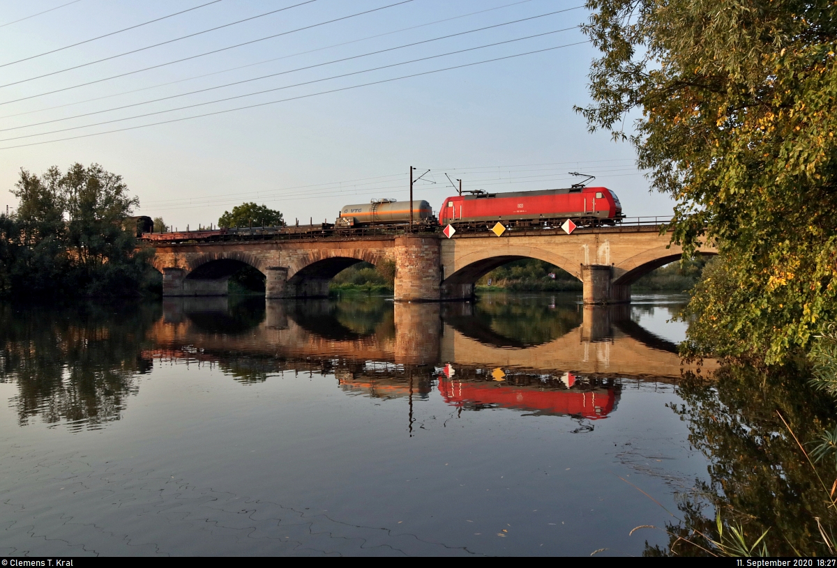 Ein gemischter Gz mit 152 128-5 (Siemens ES64F) wurde im Abendlicht auf der Saalebrücke in Halle-Wörmlitz in Fahrtrichtung Halle Rosengarten aufgenommen.

🧰 DB Cargo
🚩 Bahnstrecke Halle–Hann. Münden (KBS 590)
🕓 11.9.2020 | 18:27 Uhr