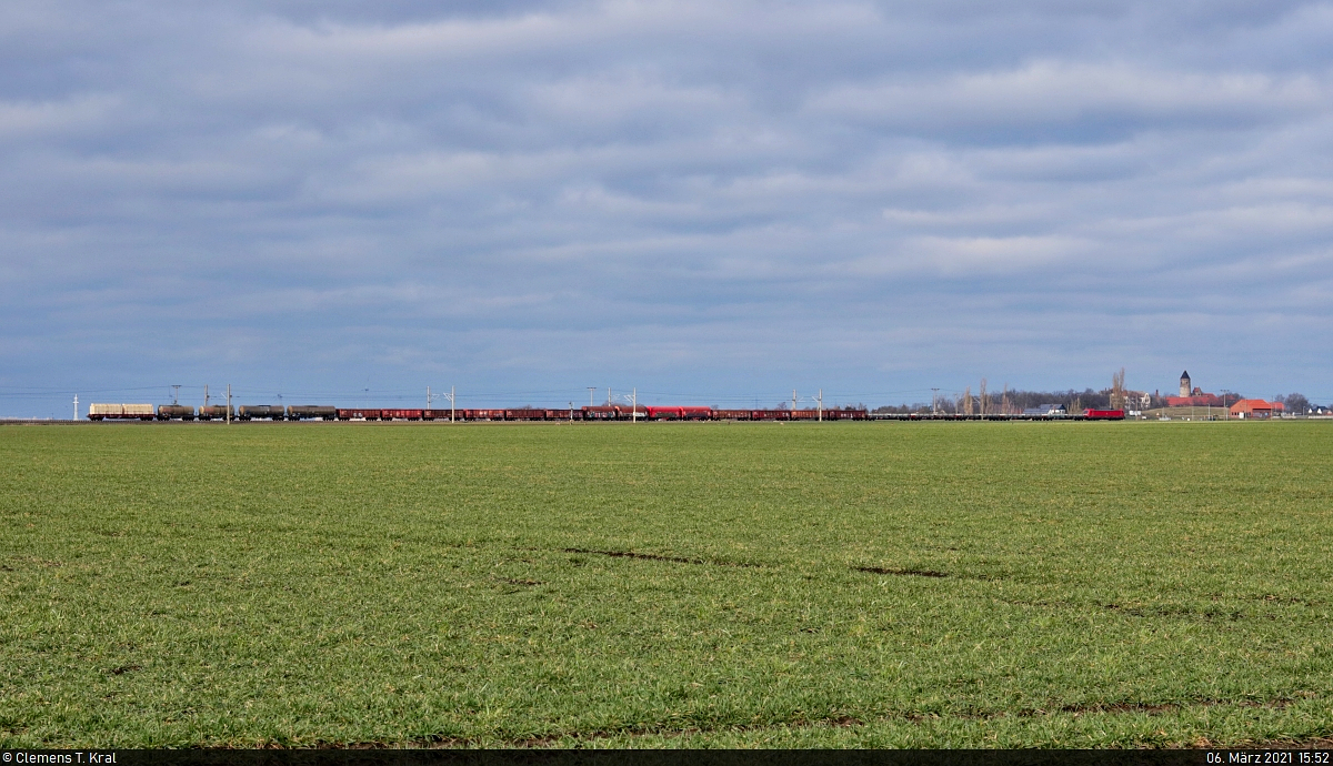 Ein gemischter Gz mit einer 187 fährt bei Hohenthurm Richtung Bitterfeld. Im Hintergrund der Bergfried des hiesigen Schlosses.

🧰 DB Cargo
🚩 Bahnstrecke Berlin–Halle (KBS 250)
🕓 6.3.2021 | 15:52 Uhr