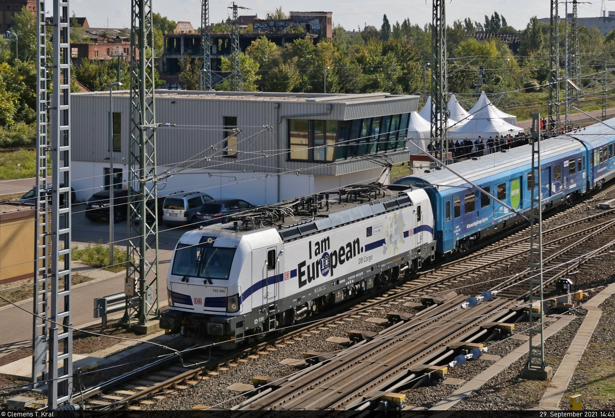 Ein genauerer Blick auf 193 360-5  I am European  (Siemens Vectron), die mit dem  Connecting Europe Express  (CEE) vor dem Ablaufstellwerk der Zugbildungsanlage (ZBA) Halle (Saale) steht.
Aufgenommen von der Berliner Brücke.

🧰 DB Cargo
🕓 29.9.2021 | 14:43 Uhr