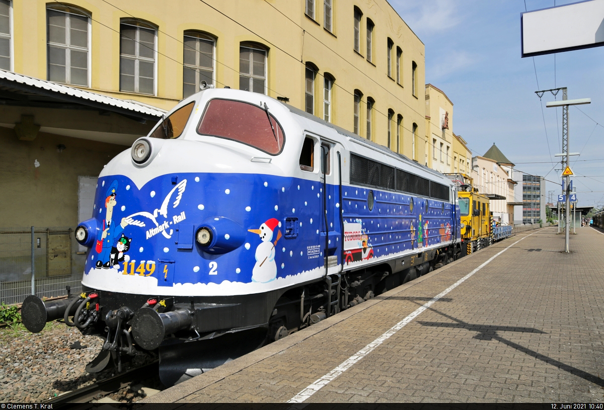 Ein genauerer Blick auf das  Tuborg-Winterdesign  der NOHAB MY 1149  Isabella , das sie zur Adventszeit des vergangenen Jahres spendiert bekam, beim Signalhalt im Bahnhof Ludwigsburg auf Gleis 5.

🧰 Altmark-Rail GmbH
🕓 12.6.2021 | 10:40 Uhr