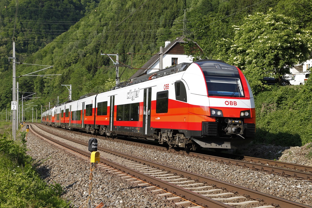 Ein Generationswechsel findet momentan im Schnellbahnverkehr der S1 zwischen Bruck und Graz statt. Die Talenttriebwagen der Reihe 4024 werden duch die Neubautriebwagen der Reihen 4746 und 4744 (Citychuttle) ersetzt. Zu sehen 4746 020 + 4746 022 zwischen Bruck an der Mur und Pernegg am 23.05.2017.
