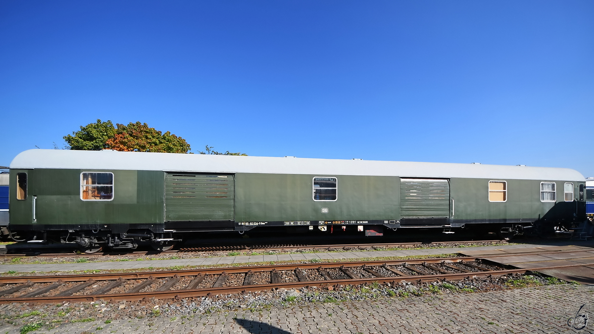 Ein Gepäckwagen der Bauart Dms (51 80 95-92 034-5) ist im Eisenbahnmuseum Koblenz zu sehen. (September 2021)