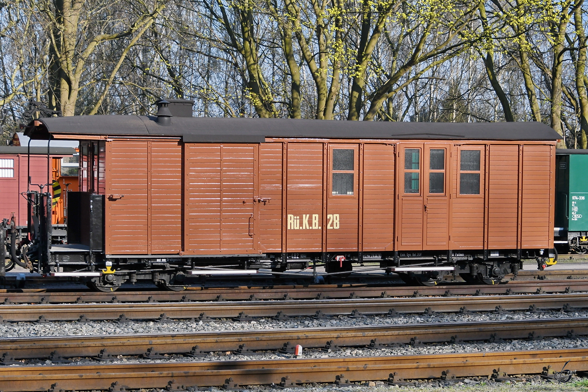 Ein Gepäckwagen in der Bemalung der Rügenschen Kleinbahn. (Bahnhof Putbus, April 2019)