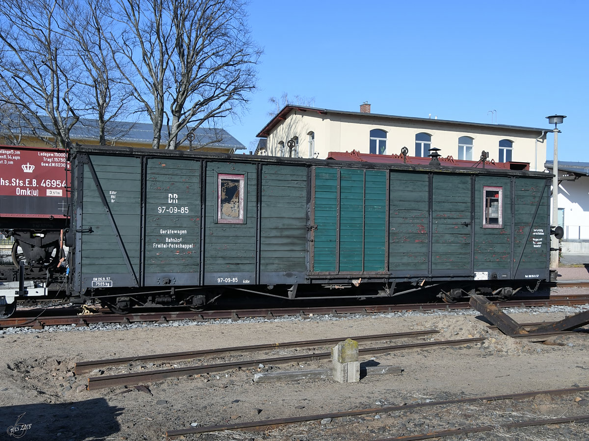 Ein Gerätewagen der DR am Bahnhof Radebeul-Ost. (April 2018)