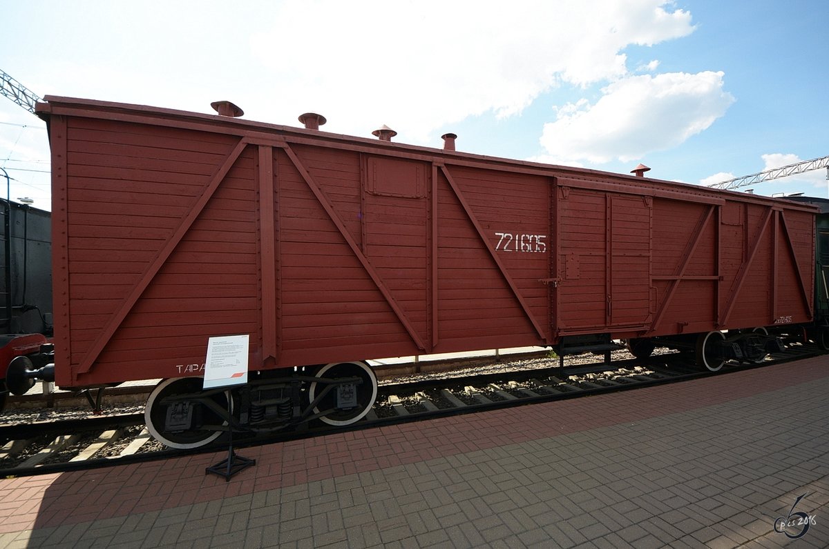 Ein geschlossener Güterwagen im Eisenbahnmuseum von Moskau Anfang Mai 2016
