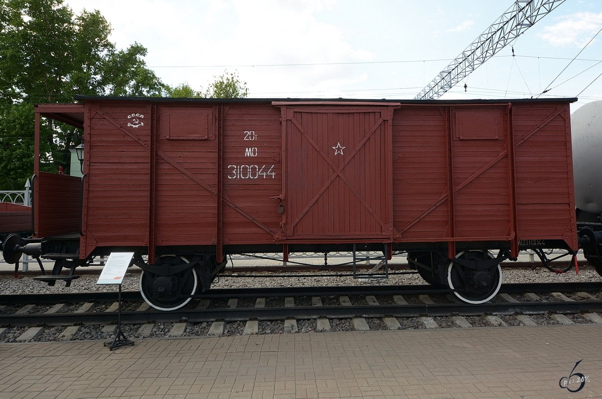 Ein geschlossener Güterwagen im Eisenbahnmuseum von Moskau Anfang Mai 2016