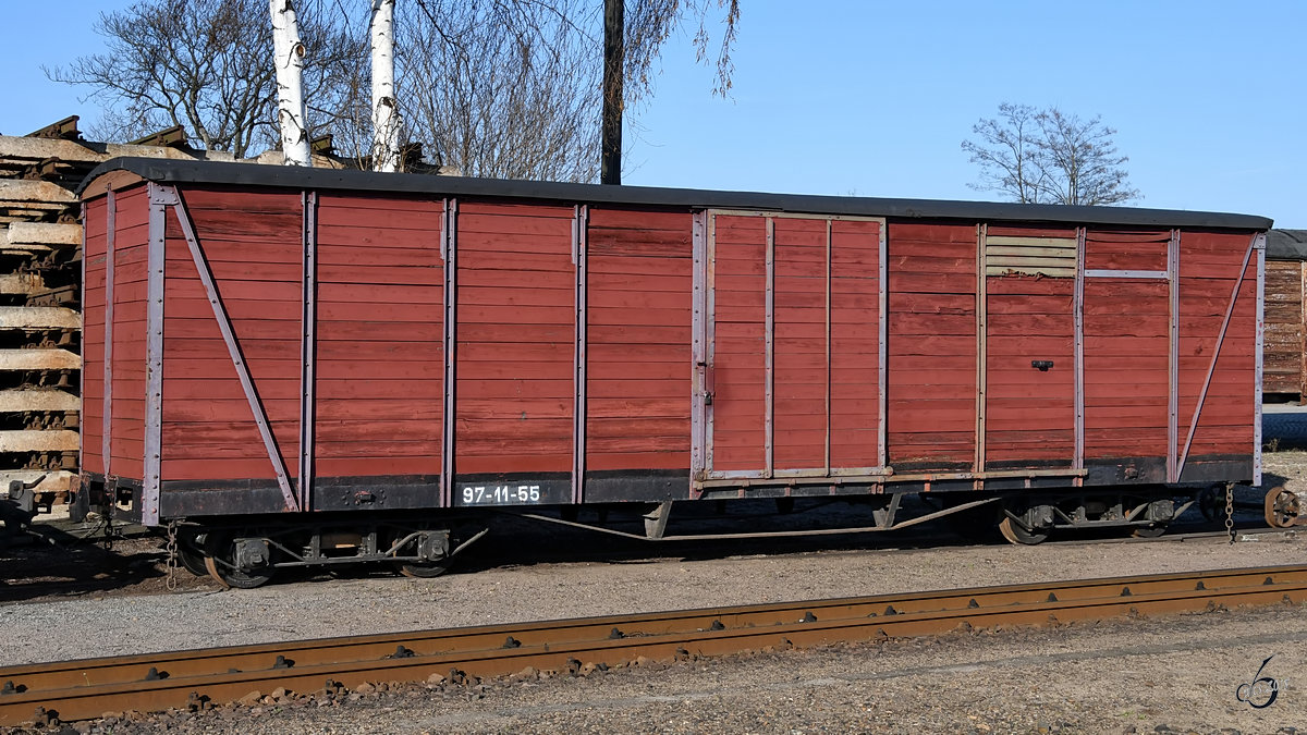 Ein geschlossener Schmalspur-Güterwagen am Bahnhof Radebeul-Ost. (April 2018)