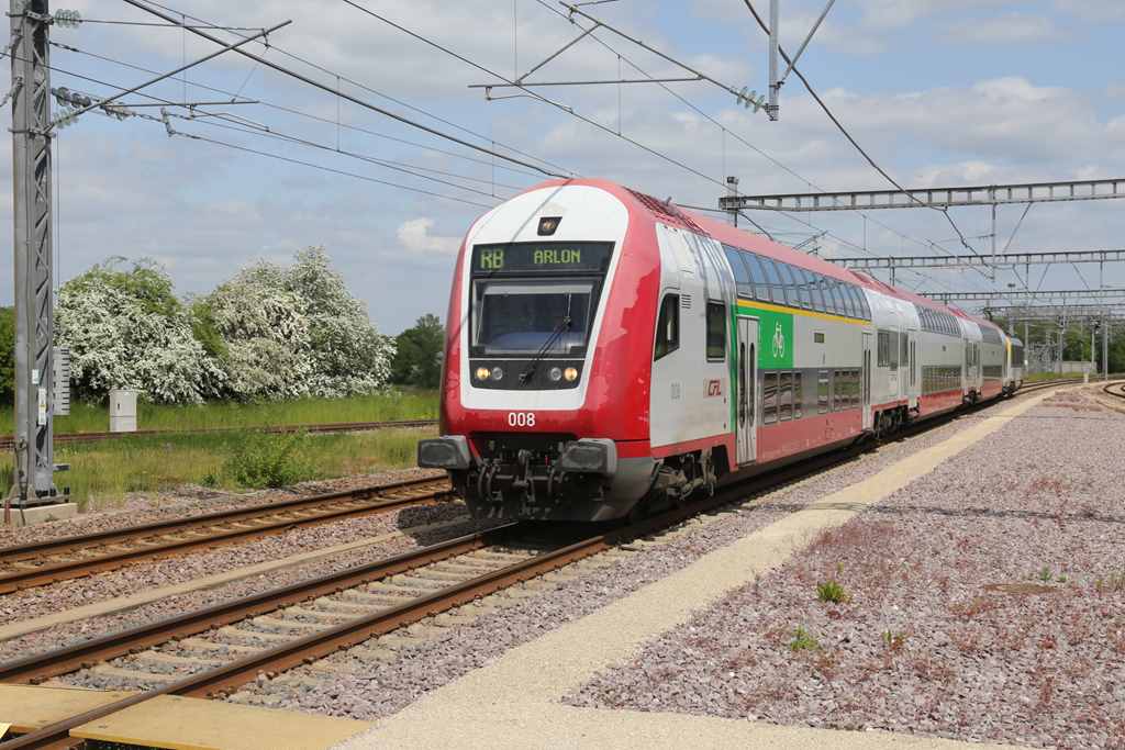Ein geschobener Doppelstockzug nach Arlon erreicht hier am 24.5.2023 um 15.14 Uhr den Bahnhof Kleinbettingen.