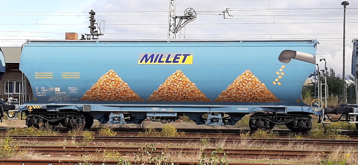 Ein Getreide-Silo-Selbstentlader der Fa. Millet der SNCF im Bahnhof Elsterwerda. 