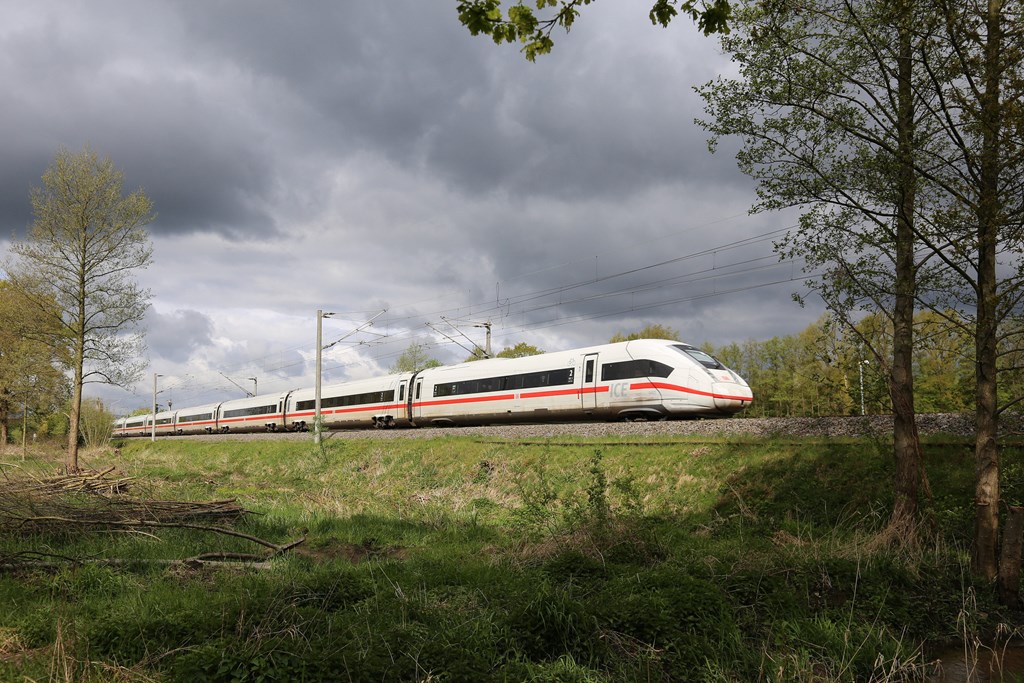 Ein Gewitter zog auf, als dieser ICE 4 am 20.4.2024 u 10.45 Uhr auf der Rollbahn in Hasbergen in Richtung Münster unterwegs war.