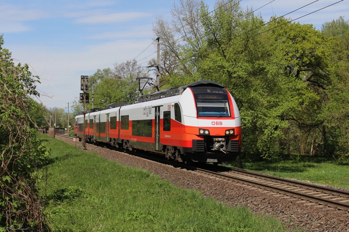 Ein gewohntes Bild auf der Südbahn rund um Graz sind die von Siemens gebauten Triebwagen der Reihe 4744  DESIRO Mainline , auch als  cityjet  bekannt, die als S-Bahn oder REX Züge unterwegs sind.
Voraussichtlich im September endet dieser Einsatz und alle 4744 in der Steiermark werden durch Doppelstockwendezüge ersetzt.
Der 4744 064 fährt am 23.4.2026 kurz vor Wildon als SB4065 von Frohnleiten nach Leibnitz.