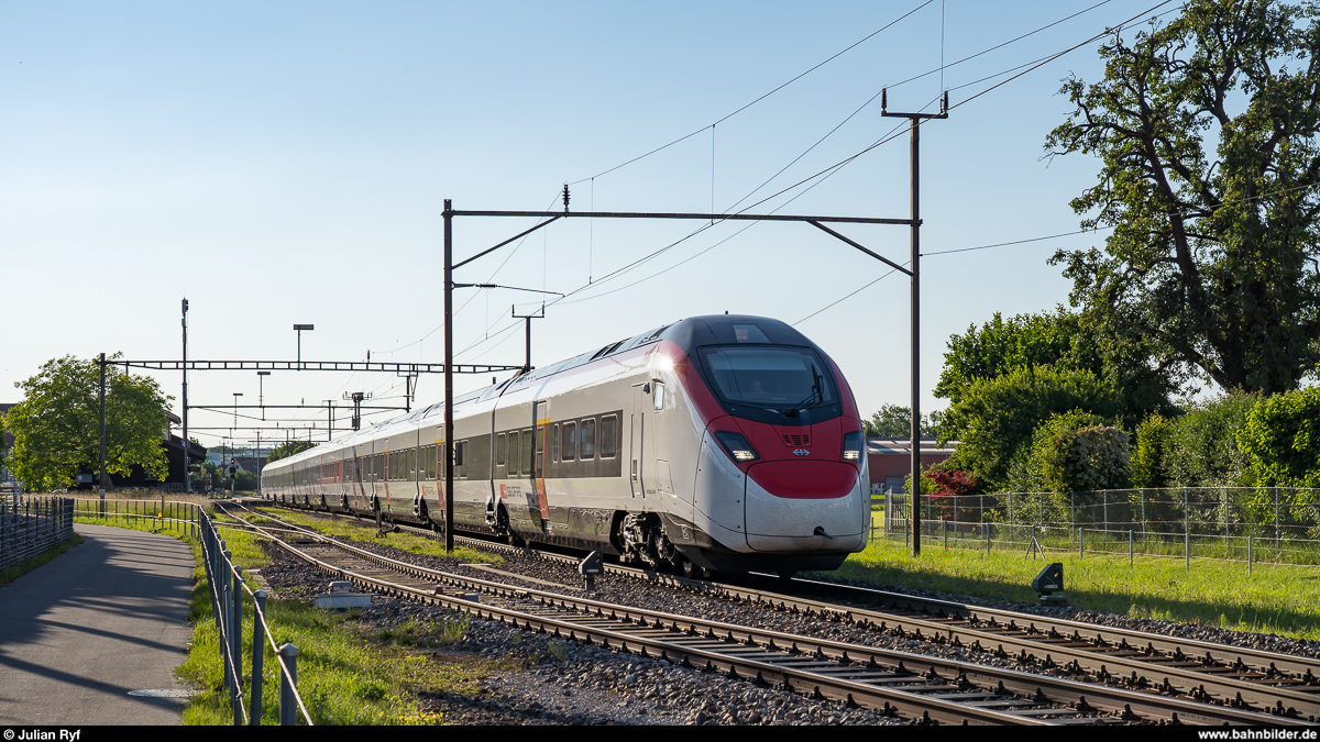 Ein Giruno durchfährt am 29. Mai 2020 auf Überfuhr den Bahnhof Egnach.