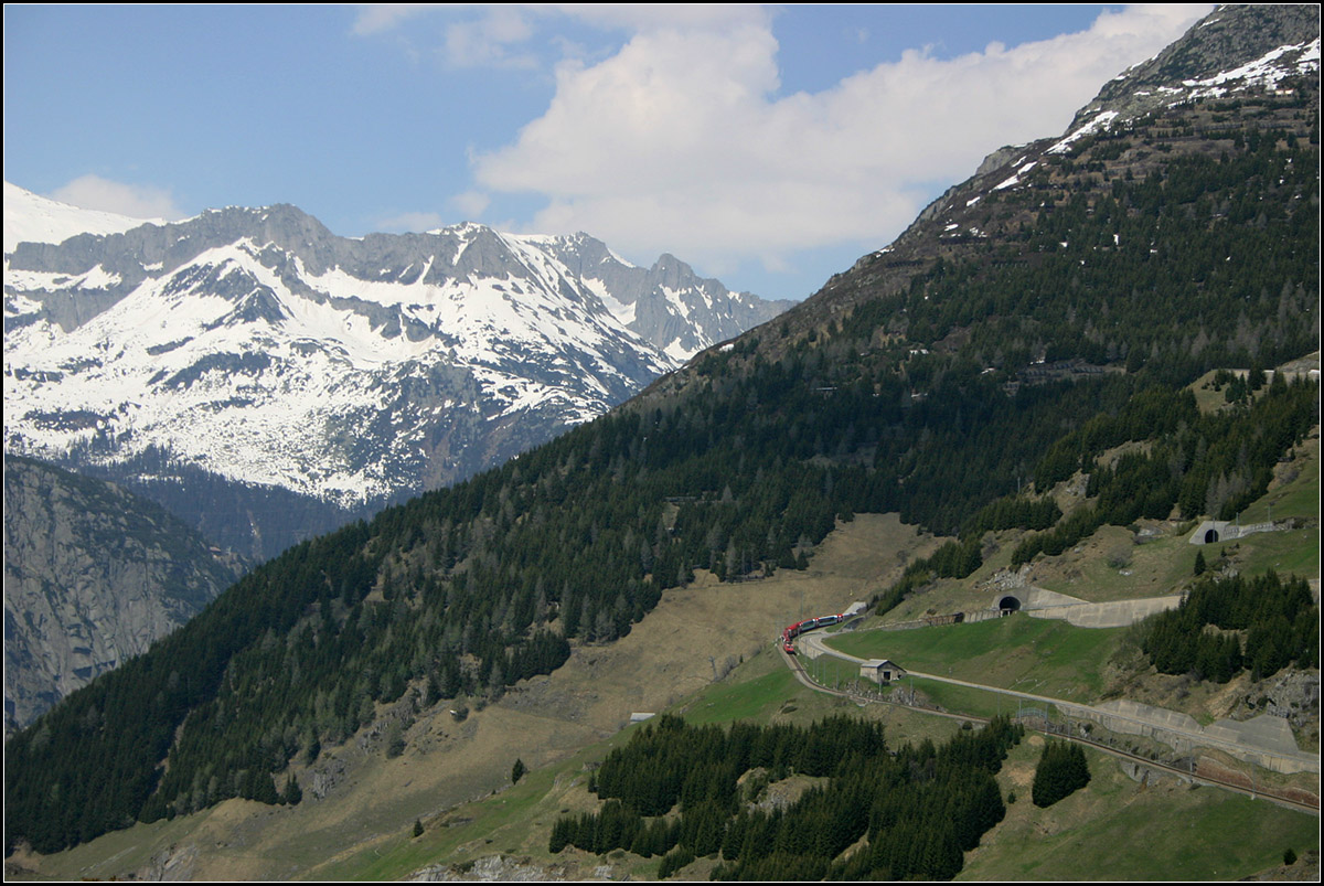 Ein Glacier-Würmchen -

Glacier-Express an der dritten von oben gesehenen Kehre auf Talfahrt vom Oberalppass nach Andermatt. Kurze Zeit vorher war die Bahn ganz links im Bild in den Kehrtunnel eingefahren. Auch Oberalppassstraße wurde in der Kehre teilweise in einen Tunnel gelegt. Rechts im Bild liegt die Schöllenenschlucht, wo es von Andermatt aus gesehen nochmals steil abwärts nach Göschenen geht.

13.05.2008 (M)