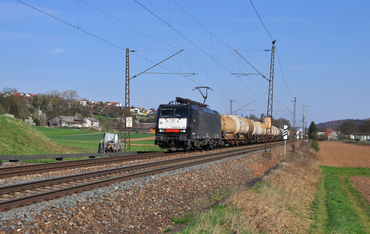 Ein Glas Wein dachte sich bestimmt der Bauer der inne hielt und den Zug mit Kesselwagen,bespannt mit ES 64 F4-098 an sich vorbeiziehen lies.Ob er allerdings wusste was sich in den Waggons befand entzieht sich meiner Kenntniss.Bild entsatand bei Ebersbach an der Fils am 29.3.2014