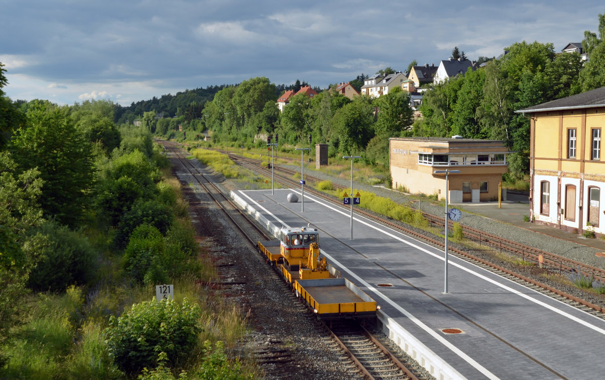 Ein Gleisarbeitsfahrzeug, welches noch in den Farben des Vorbesitzers Die-Lei unterwegs ist, rollte am 18.06.18 durch Oberkotzau Richtung Münchberg bzw. Marktredwitz.