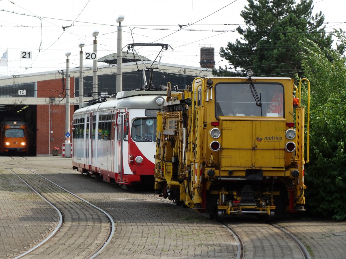 Ein Gleisbaufahrzeug am 11.07.15 im Depot Käfertal vom Bahnsteig aus fotografiert