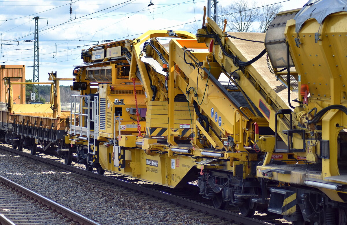 Ein Gleisbauzug der DB Bahnbau Gruppe bestehend aus P&T MFS Materialförder- und Silowagen und dieser von P&T sogenannten Plasser Material Transfer Unit (D-DB 37 80 4563 885-5), der Bandförderanlage des Zuges am 28.03.23 Durchfahrt Bahnhof Saarmund.