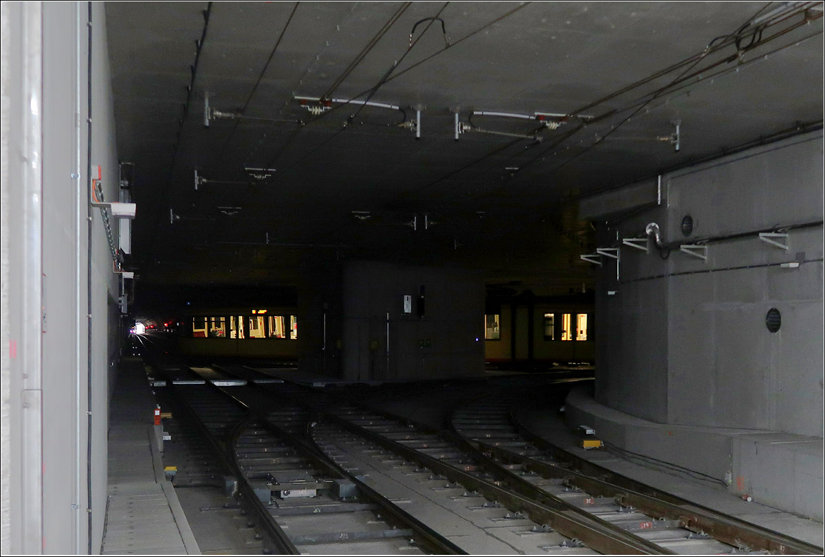 Ein Gleisdreieck unter dem Karlsruher Marktplatz - 

Ein weiterer Blick in das Gleisdreieck mit einem vom Kronenplatz in Richtung Haltestelle Marktplatz (Pyramide) abbiegendem Stadtbahnzug. Wie schon an selber Stelle an der Oberfläche neigen sich die Züge deutlich zur Bogenaußenseite. Die Befahrung der engen Gleisbögen hier ist deutlich hörbar. Der helle Fleck links hinten ist die Station Kronenplatz. Der Aufnahmestandpunkt ist die Haltestelle Marktplatz (Kaiserstraße).

12.01.2022 (M)