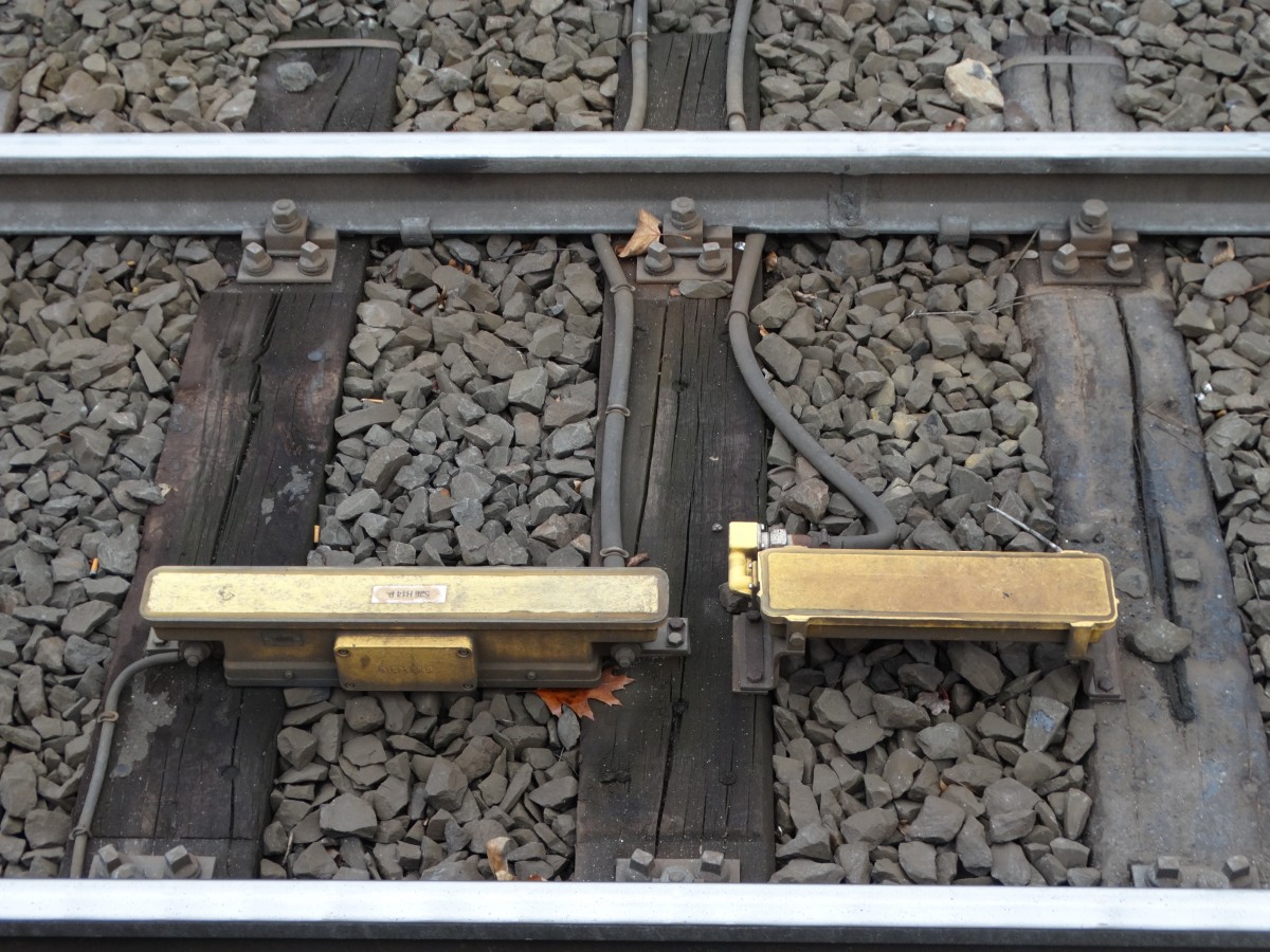 Ein Gleismagnet am 21.11.15 in Frankfurt am Main Heddernheim vom Bahnsteig aus fotografiert