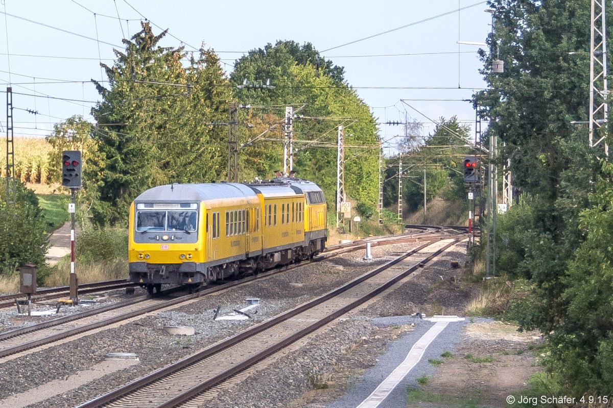 Ein Gleismesszug fuhr am 4.9.15 zur Mittagszeit auf Gleis 2 in den Bahnhof Herrnberchtheim ein. 