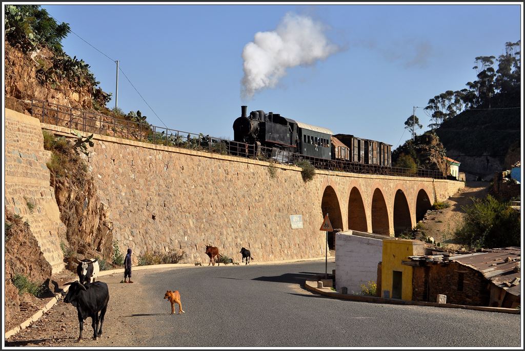 Ein GmP mit der 442.55 verlässt den Bahnhof Arbaroba. (09.12.2014)