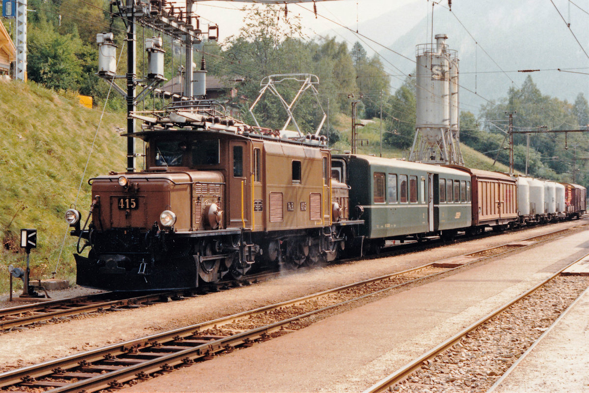 Ein GmP der RhB vom August 1987.
Fotografiert wurde die Ge 6/6 415 mit ihrer gemischten Güterlast bei einem Zwischenhalt in Filisur.
Foto: Walter Ruetsch