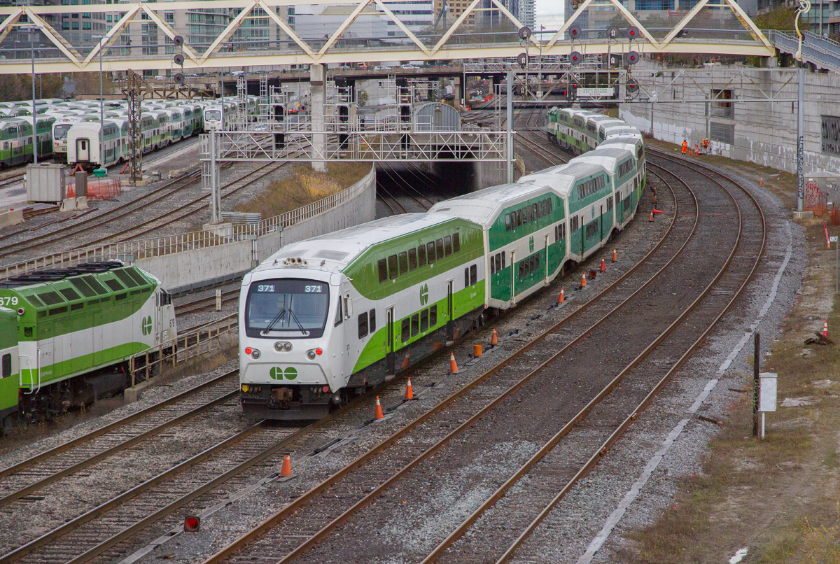 Ein GO Transit Lakeshore West Regionalzug nähert sich an Toronto Union Station mit Steuerwagen 371 am Zugschluss. Diesellok 679 der neue Baureihe MP54AC ist auch hier zu sehen. Am 16.11.2021.