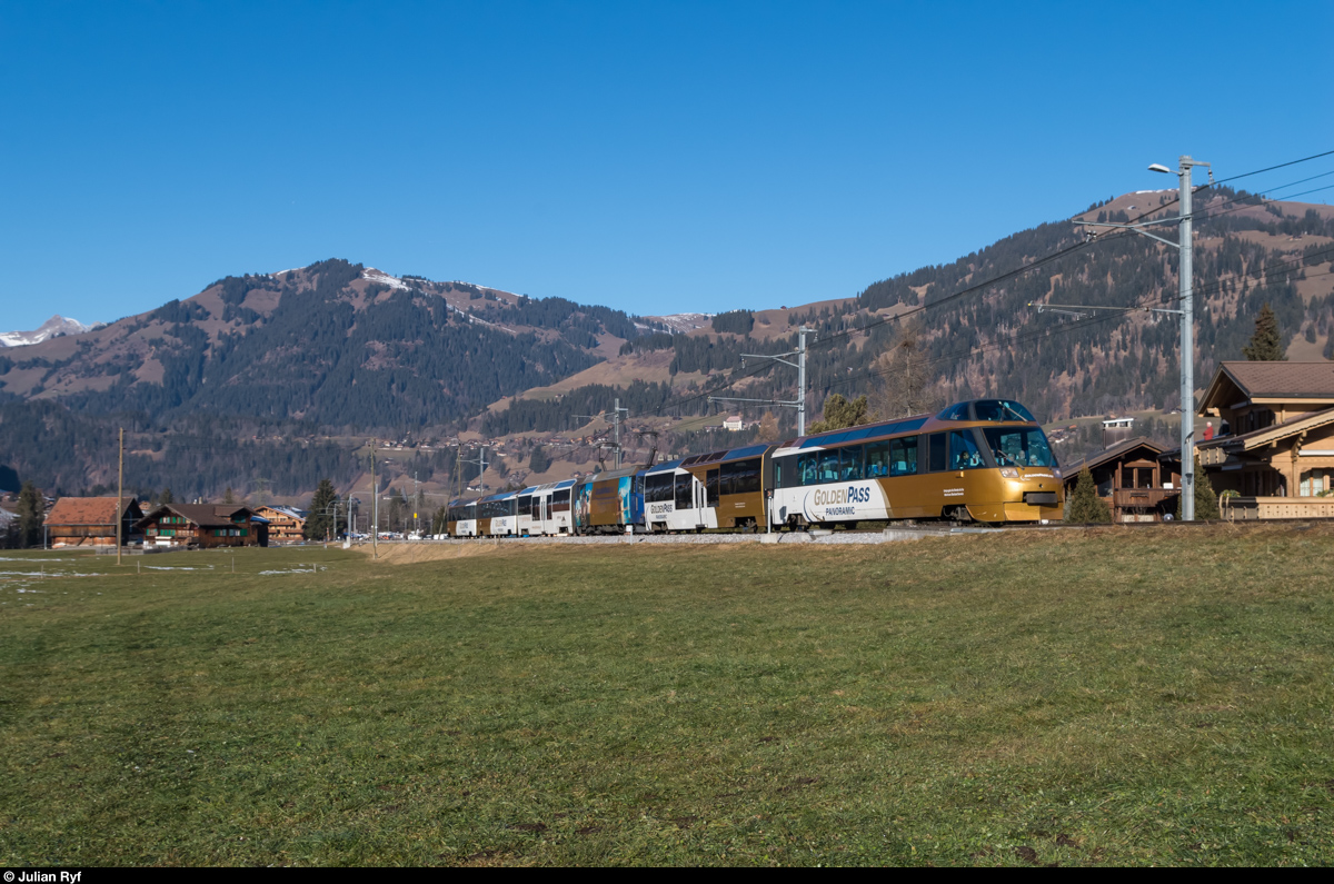 Ein GoldenPass Panoramic erreicht am 30. Dezember 2015 Gstaad.
