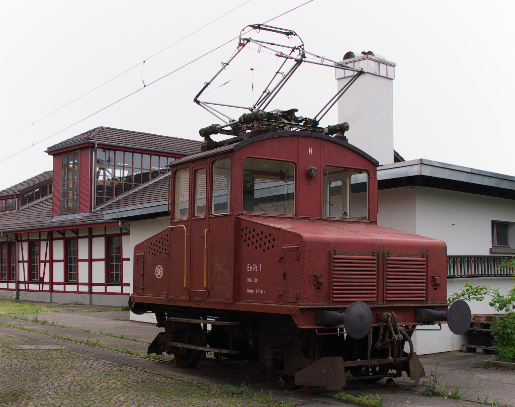 Ein goldiges Schätzchen....empfängt die Besucher des  Alten Lokdepot  in Winterthur. 
SIG (Schweizerische-Industrie-Gesellschaft) Ee 2/2 Baujahr 1920 steht beim Eingang zum Areal des Alten Lokdepot. 14.05.2015