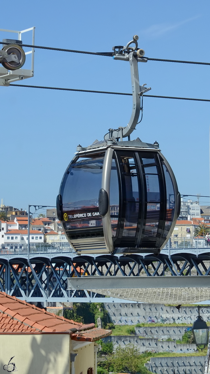 Ein Gondel der Teleférico de Gaia kurz vor der Ankunft an der Endstation am Park Jardim do Morro. (Porto, Januar 2017)