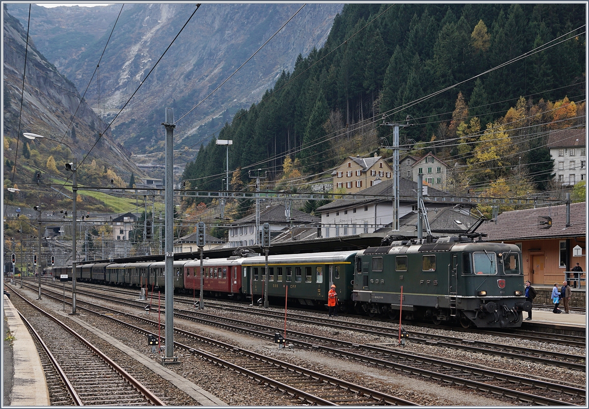 Ein Gotthardschnellzug Chiasso - Basel aus den 1970ern, welcher statt mit der übliche Ae 6/6 mit der modernen Re 4/4 II 11161 bespannt ist...
Auch solche (Erinnerungs)-Bilder bescherte die Elefanten-Dampflok-Fahrt vom 21 Oktober 2017.

Der  richitge  Text zum Bild ist folgender: Während die  Elefanten  mit Wasser versorgt werde, rangiert die SBB Re 4/4 II ihren Fotozug bestehend aus WR und A an den Dampfzug um später an der Spitze des Dampfzuges durch den Gotthardtunnel zu fahren.
21. Okt. 2017