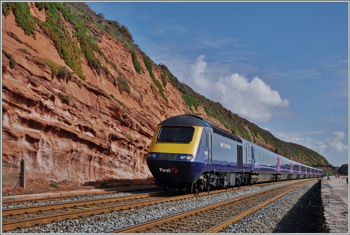 Ein Great Western Railway GWR HST 125 Class 43 Zug auf der Fahrt ins weit entfernte London kurz nach Dawlish bei den  Roten Felsen . 
19. April 2016