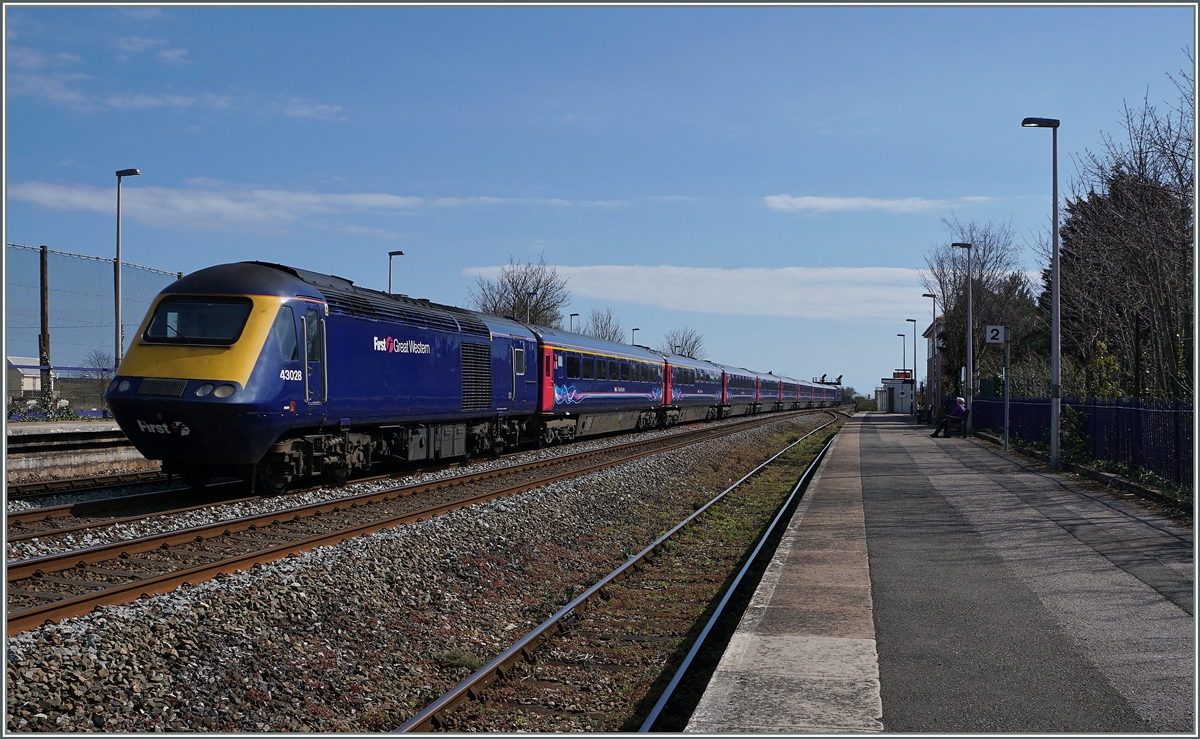 Ein Great Western Railway HST 125 Service 13:05 von London Paddington nach Plymouth mit dem Triebköpfen 43088 und 43028 bei der Durchfahrt in Dawlish Warren.
19. April 2016