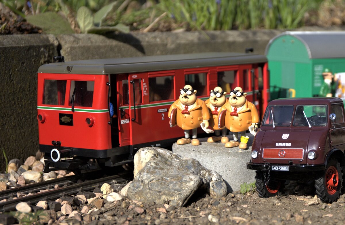 Ein grimmiger Kerl reicht, hier aber gleich im Dreierpack,ich m�cht gerne wissen wonach sie Ausschau halten, rechts im Bild ist �brigens das Modell eines Unimog Westfalia.
Radebeul, im garten hinter dem Haus. 04.04.2021  gegen Mittag.