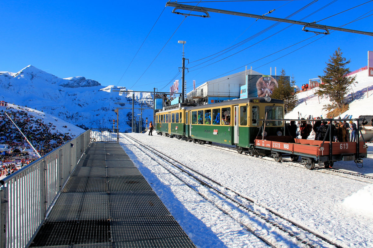 Ein von Grindelwald ausgeliehener Zug mit Triebwagen 114 auf der Wengernalp - im Hintergrund jubeln Zehntausende den Siegern des Laubernhorn-Skirennens zu. 13.Januar 2018.  