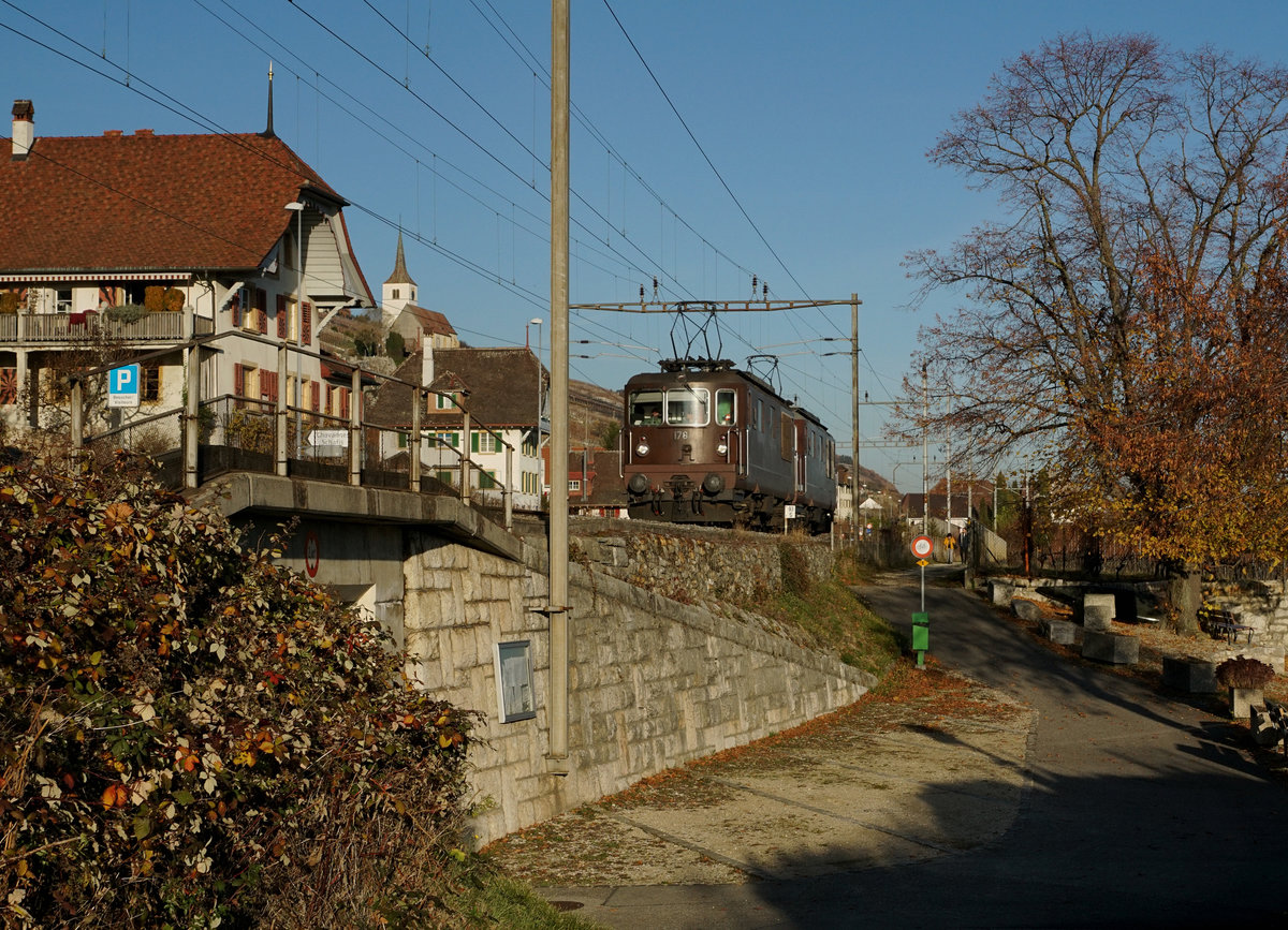 Ein grosse willkommene Abwechslung am Bielersee waren die braunen  Mutzen  aus dem Berner Oberland.
SBB/BLS: Herbstliche Stimmung am Bielersee bei Ligerz am 22. November 2017.
Lokzug mit Doppeltraktion Re 4/4.
Foto: Walter Ruetsch