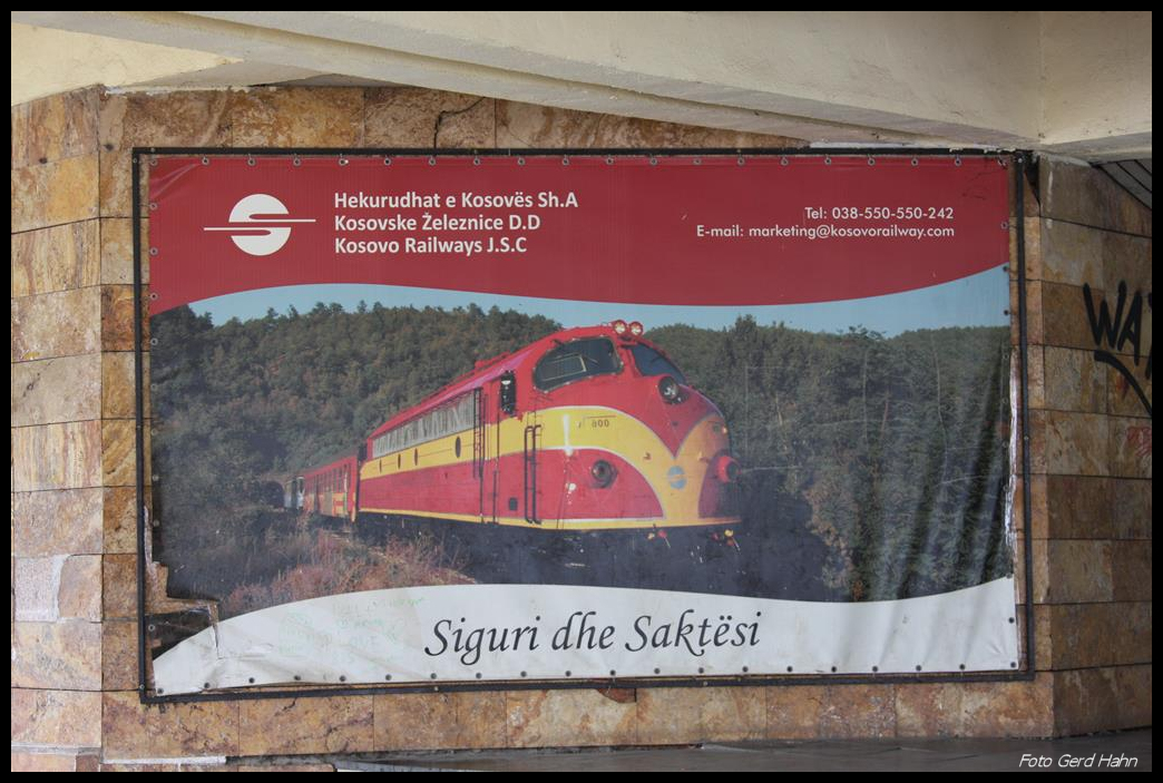 Ein großes Werbeplakat prangt hier am 21.5.2017 noch am Eingang zum Bahnhof Fuhse Kosove. Es zeigt eine NOHAB und macht Werbung für die Kosovo Railway. Leider entspricht die Wirklichkeit nicht mehr dem Aussehen der Lok auf dem Plakat!