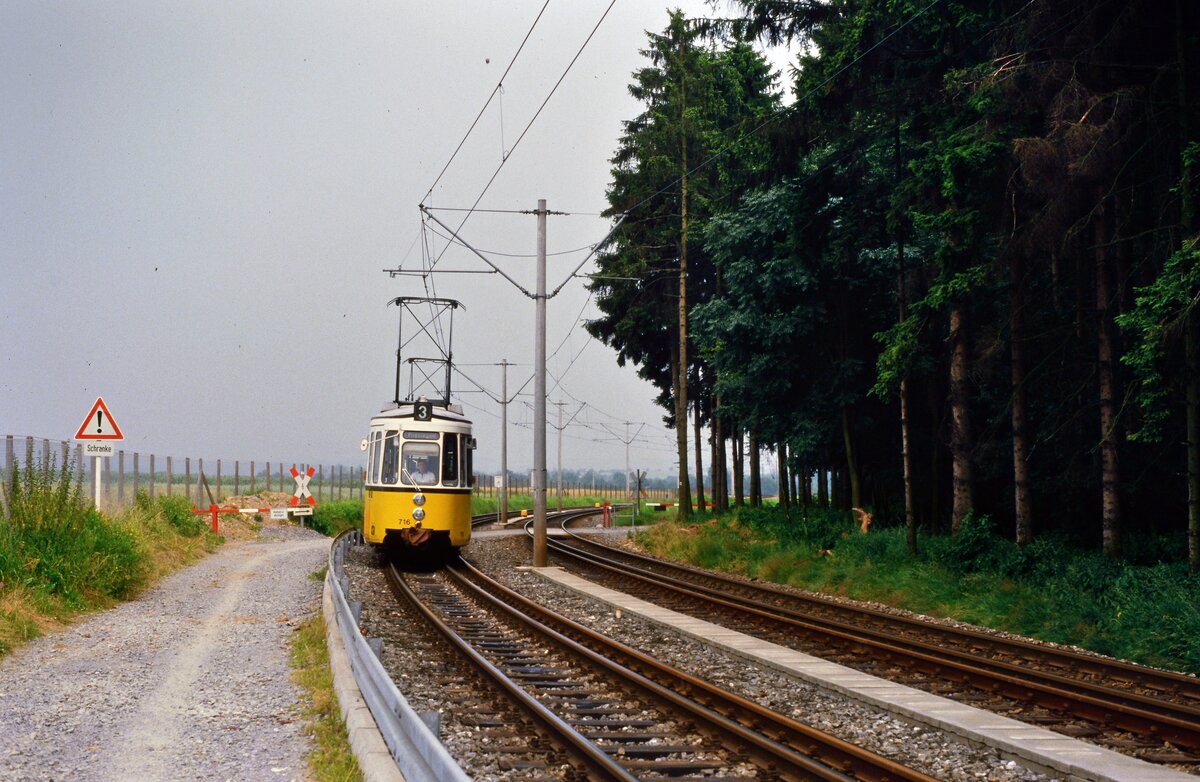 Ein GT4 auf der Stuttgarter Stra�enbahnlinie 3 zwischen Plieningen und der M�hringer Station Landhaus auf dem Weg der fr�heren Filderbahn, 25.07.1984 