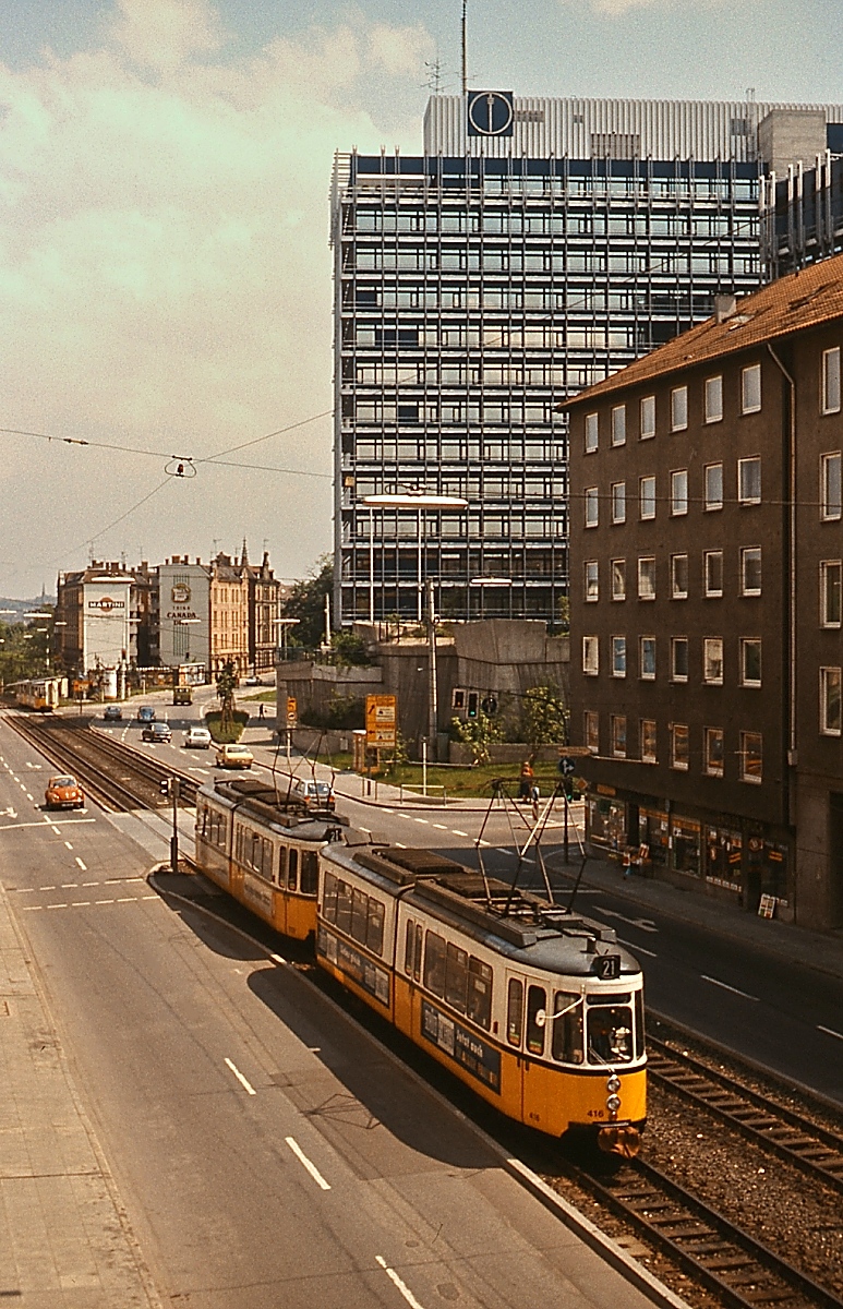 Ein GT4-Doppel, vorne GT4 416, fährt im Mai 1978 die Neckarstraße als Linie 21 entlang, im Hintergrund das 1976 errichtete Gebäude des Süddeutschen Rundfunks